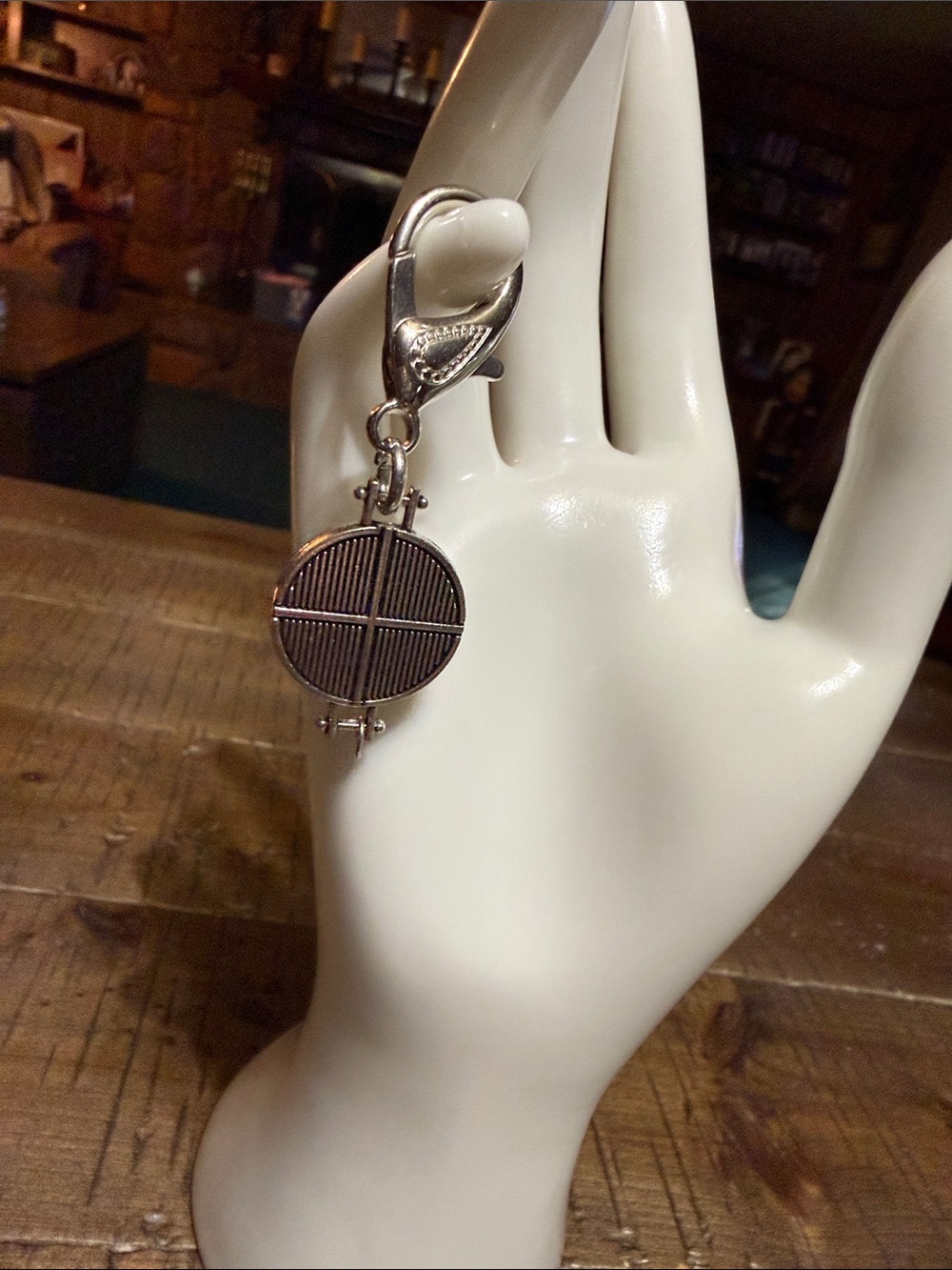 Silver Charm keychain
Can be also clip on a purse or bag